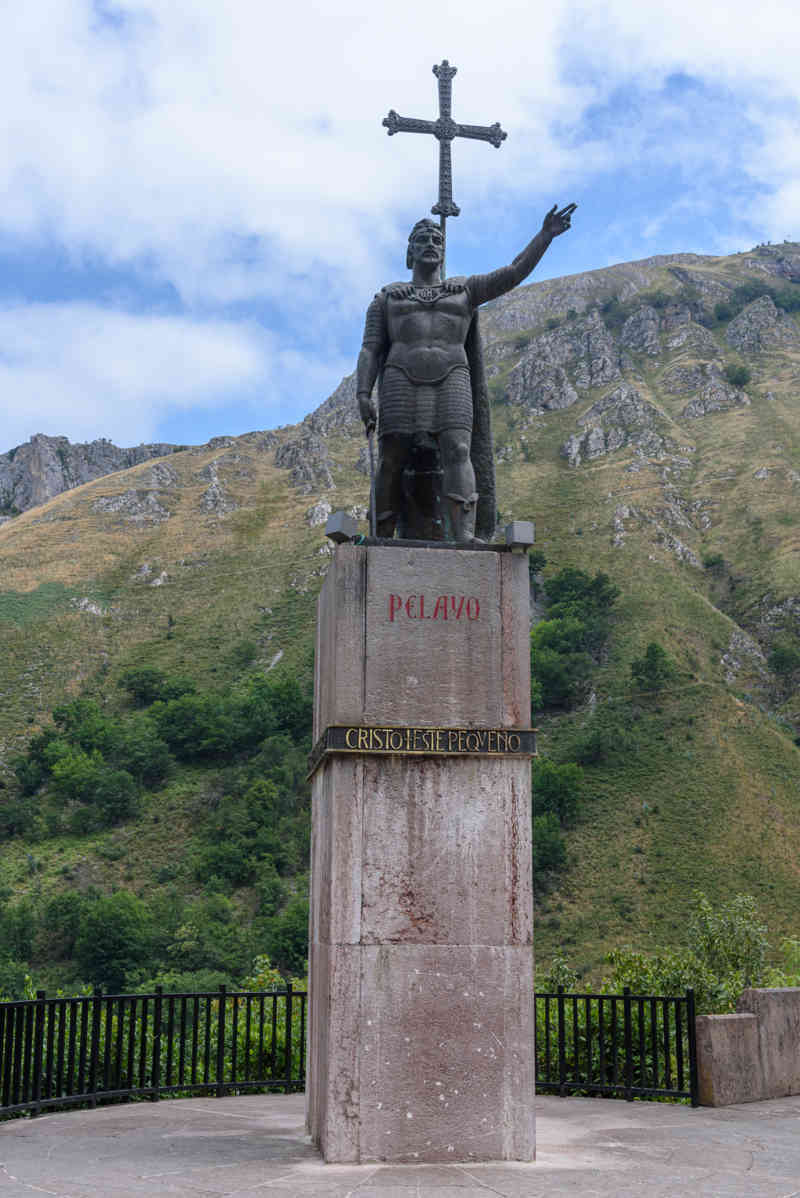 Principado de Asturias 045 - parque nacional de los Picos de Europa - santuario de Covadonga - monumento al rey Pelayo.jpg